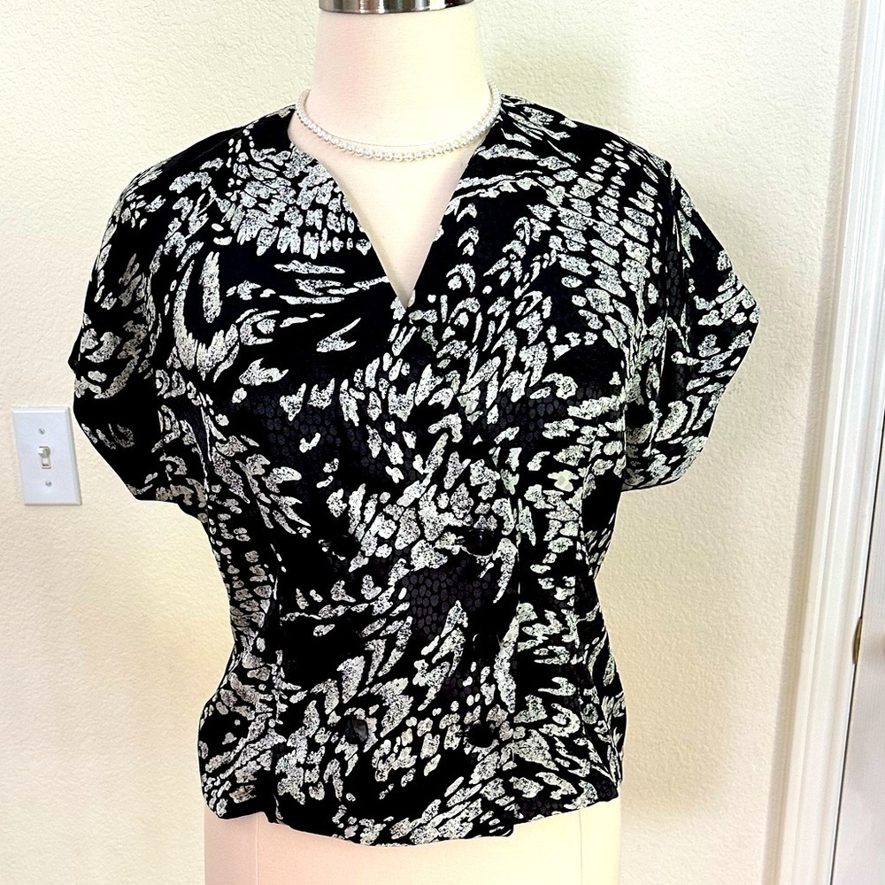 Beautifully tailored, 4 piece black and cream “batik”: 2 skirts and 2 tops - Picture 12 of 16
